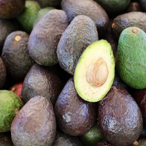 Preparare dei crostini con avocado e capperi