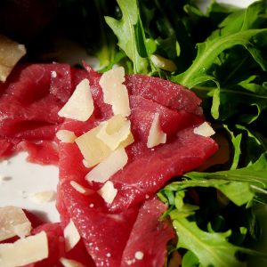 Reinterpretare il carpaccio con noci e mele