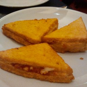 Mozzarella in carrozza, ricetta sfiziosa di finger food