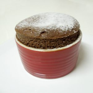 Soufflè al gorgonzola con salsa al vino rosso e pera caramellata