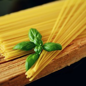 Tortino croccante di spaghetti di soia con carciofi e salmone