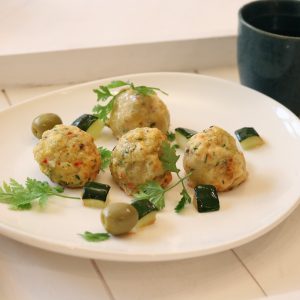 Polpette di zucchine con salsa yogurt e pistacchi