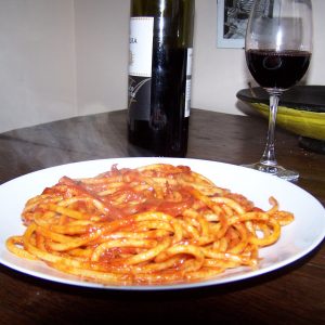 Bucatini con salsa ai peperoni rossi