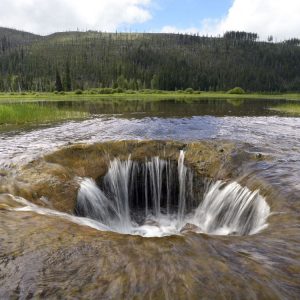 ll Lost Lake che sparisce e riappare attraverso un buco in Oregon