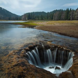 ll Lost Lake che sparisce e riappare attraverso un buco in Oregon