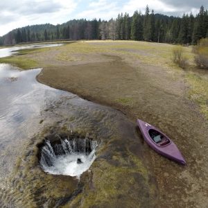 ll Lost Lake che sparisce e riappare attraverso un buco in Oregon