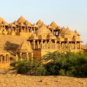 Alla scoperta dell’India rimanendo incantati dal tramonto al Cenotafio di Bada Bagh in Rajasthan