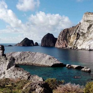 Isola di Palmarola, oasi naturale per chi ama immersioni e vela