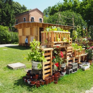 Home - Communal Garden
Giardino ricreato utilizzando gli oggetti abbandonati dalle cucine di Beijing.