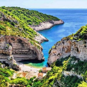 Vacanze in Croazia, l’Isola di Vis e la Grotta Azzurra