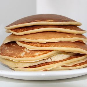 Pancakes light con yogurt greco, per una colazione proteica e leggera