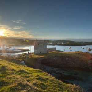 Clare island, Contea di Mayo. Nella sola Clew Bay, lungo la Wild Atlantic Way proprio di fronte alla vivace cittadina di Westport, si possono contare ben 365 isole! La più grande è Clare Island, un posto ideale per rilassarsi, con magnifiche occasioni per escursioni a piedi e alcuni edifici storici, tra cui Granuaile’s Castle, roccaforte della famigerata corsara Grace O’Malley, la cui vicenda sembra uscita da un romanzo di Salgari.
