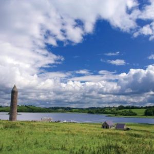 Devenish island, Contea di Fermanagh. La contea di Fermanagh è ricchissima di fiumi, di laghi e isole lacustri. Nel Lough Erne si trova Devenish island che ospita uno dei siti monastici più importanti dell’Irlanda del Nord. Fondato da San Molaise nel sesto secolo, comprende le rovine dell’abbazia, una torre circolare e le mura dell’oratorio. L’isola si può raggiungere in barca da Enniskillen: è un breve tragitto e la tranquillità e la bellezza incontaminata di questo luogo idilliaco sono senza tempo.
