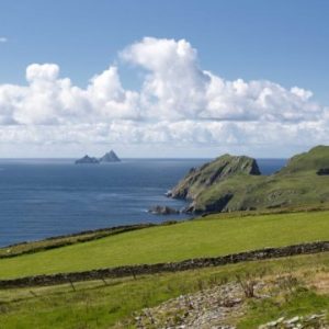 Isole Skellig, Contea di Kerry. Le Isole Skellig sono uno dei gioielli della Wild Atlantic Way e si trovano a circa 12 km dal villaggio di Portmagee nella contea di Kerry. Raggiungibili in barca da Valentia, Portmagee o Ballinskelligs, queste isole sono un’istantanea della selvaggia costa occidentale del Kerry. Delle due isole, la frastagliata e affilata Skellig Michael è Patrimonio dell’Umanità UNESCO ed è anche una delle location dell’ultimo episodio di 