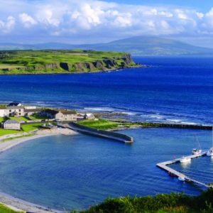 Rathlin island, Contea di Antrim.
Rathlin Island si trova al largo della Causeway Coastal Route ed è il punto più settentrionale dell’Irlanda del Nord. Questa remota isola è punteggiata di intriganti relitti ed è anche un paradiso per gli uccelli marini. In primavera e in estate, infatti, quest’isola si popola di migliaia di uccelli, tra cui le simpaticissime pulcinelle di mare che vengono qui a deporre le uova. Le compagnie di traghetti offrono un servizio regolare verso l’isola da Ballycastle.
