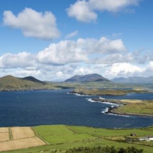 Valentia island, Contea di Kerry. Originariamente conosciuta come “Island of the Oaks” (Isola delle Querce), Valentia island presenta un paesaggio molto vario, fatto di scogliere drammatiche e una vegetazione lussureggiante. L’isola è collegata alla terraferma da un breve ponte stradale da Portmagee. Per raggiungerla però è sicuramente più emozionante effettuare la breve traversata in traghetto da Portmagee, punto di partenza per le traversate anche per le Skelligs. Una curiosità: Valentia island è stata il terminale orientale della prima connessione telegrafica transatlantica installata nel 1857 e che ha operato fino 1966.