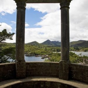 Garinish island, Contea di Cork. Nascosta nel porto di Glengariff, questa isola ospita una serie di giardini ornamentali in stile italiano originariamente opera dell’ex proprietario John Annan Bryce e di Howard Peto, progettista di giardini d’epoca edoardiana. Grazie alla sua posizione riparata e al clima quasi subtropicale, ancora oggi è possibile ammirare sull’isola una ricca varietà di piante insieme a una colonia di foche grigie sulle rocce meridionali.
