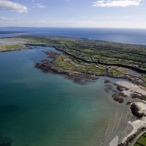 Isole Aran, Contea di Galway.
Al largo della contea di Galway, lungo la Wild Atlantic Way, si scorgono le isole Aran (Inishmor, Inishman e Inisheer), le più famose fra le isole irlandesi, fonte inesauribile d’ispirazione per scrittori e cineasti. Queste tre isole hanno un fascino a cui è quasi impossibile resistere. Il loro paesaggio è qualcosa di davvero spettacolare e viste dall’alto, queste distese verdi punteggiate da muretti di pietra tolgono davvero il fiato!
