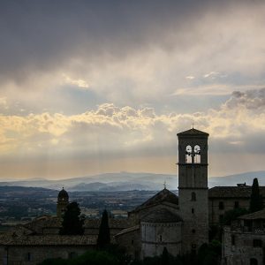 4) Colline umbre - L'Umbria è il cuore verde dell'Italia e le sue colline che si perdono a vista d'occhio, in autunno si colorano come in un quadro. In questa stagione i piccoli borghi e cittadine che spuntano qua e là, con la tipica impronta medievale che li caratterizza, sono meta ideale per una gita fuori porta. Assisi in questo periodo merita una visita soprattutto nell'ora del tramonto, per un aperitivo con una vista mozzafiato e la possibilità di deliziare il palato con assaggi tipici di questa terra, dai salumi ai formaggi al vino.