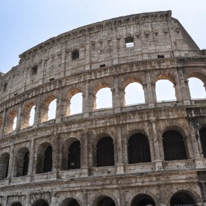 9) Roma - Sì, è una destinazione turistica popolare tutto l'anno, ma visitare Roma in autunno ha certamente i suoi vantaggi, oltre a quello di evitare le folle e i prezzi alti: le temperature moderate permettono di girare la città in lungo e in largo anche a piedi e di viverne gli angoli più tipici, gustando caldarroste in maniche di camicia e tentando di accaparrarsi un biglietto per l'appuntamento annuale con la Festa del Cinema di novembre.