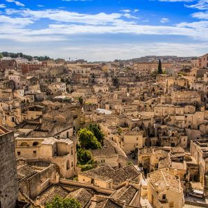 1) Matera - Designata capitale europea della cultura del 2019, l'affascinante città dei sassi è meta autunnale ideale per vivere al meglio l'atmosfera magica dei suoi vicoli e delle sue scale di pietra. La città vecchia si gira completamente a piedi e la bellezza di potersi perdere nella ragnatele di viuzze e ritrovarsi dopo pochi passi ripaga di tutta la fatica.