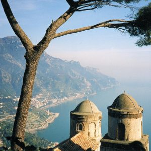 5) Ravello - Lontani dai clamori dell'estate, la Costiera Amalfitana in autunno ha una magia particolare: abbiamo scelto Ravello perché chi predilige il silenzio può ritrovare qui un'atmosfera di pace tra i suoi palazzi e le chiese medievali. Da questo borgo collinare è possibile raggiungere la costa attraverso delle scale che regalano la vista di terrazzamenti coltivati a viti e limoni da cui giungono profumi indimenticabili.