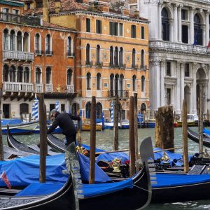 10) Venezia - Per un week end autunnale all'insegna della cultura e del fascino non possiamo non citare Venezia: con l'occasione di una visita alla Biennale di Architettura, ci si può immergere nella Venezia più intima e autentica, quella delle calli deserte, dei luoghi segreti e della nebbia in laguna.