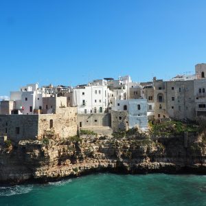 L'inconfondibile sperone roccioso a strapiombo sul mare Adriatico ospita il nucleo più antico della deliziosa cittadina di Polignano a Mare, che custodisce ancora oggi preziosi resti della dominazione romana.