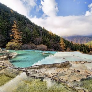 Cina: lo spettacolo di Huanglong nel Parco Nazionale di Jiuzhaigou