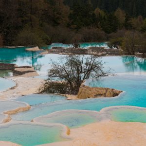 Cina: lo spettacolo di Huanglong nel Parco Nazionale di Jiuzhaigou