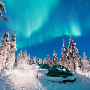 Dormire in un igloo per vedere l’aurora boreale in Finlandia