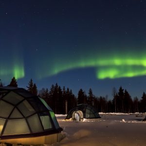 Dormire in un igloo per vedere l’aurora boreale in Finlandia