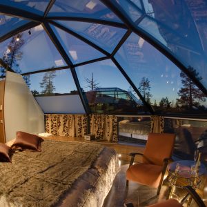 Dormire in un igloo per vedere l’aurora boreale in Finlandia