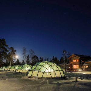 Dormire in un igloo per vedere l’aurora boreale in Finlandia