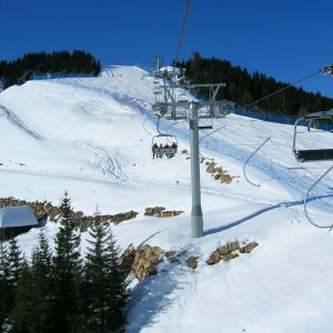 Sciare sulle piste olimpiche di Sarajevo in Bosnia