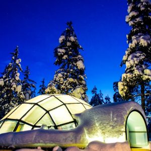 Dormire in un igloo per vedere l’aurora boreale in Finlandia