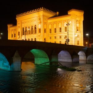 Sciare sulle piste olimpiche di Sarajevo in Bosnia