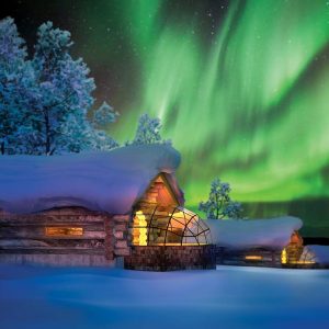 Dormire in un igloo per vedere l’aurora boreale in Finlandia