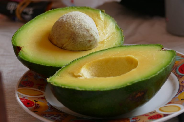 Insalata con avocado, sedano, pompelmo rosso.