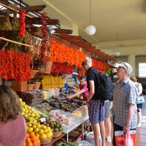 Nel nucleo storico della città di Funchal il Mercado dos Lavradores (Mercato degli Agricoltori) regala colori, profumi e tradizione