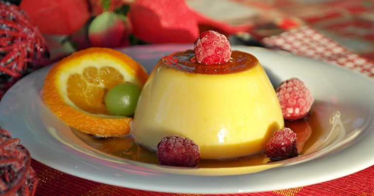 Flan di vaniglia con frutta.