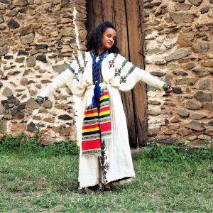 Ragazza con vestito tipico a Gondar