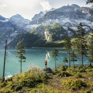 Il Lago di Oeschinen sopra Kandersteg, una delle tappe della Via Alpina, sentiero a lunga percorrenza che si snoda attraverso 14 passi alpini