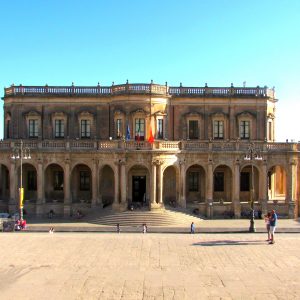 Noto in maggio: itinerario tra fiori e barocco