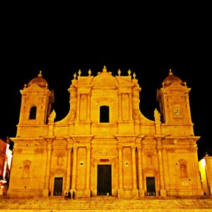 Noto in maggio: itinerario tra fiori e barocco