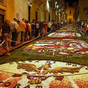 Noto in maggio: itinerario tra fiori e barocco