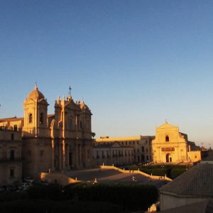 Noto in maggio: itinerario tra fiori e barocco