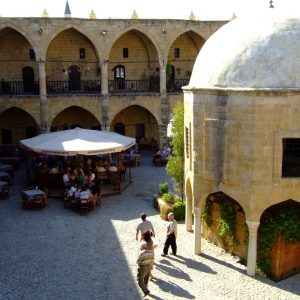 Visitare l’Isola di Cipro, una vacanza tra mare e monasteri