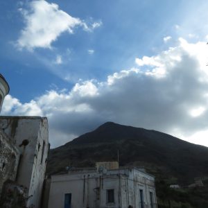 Stromboli, itinerario tra mare, gechi e “Iddu”