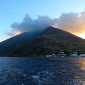 Stromboli, itinerario tra mare, gechi e “Iddu”